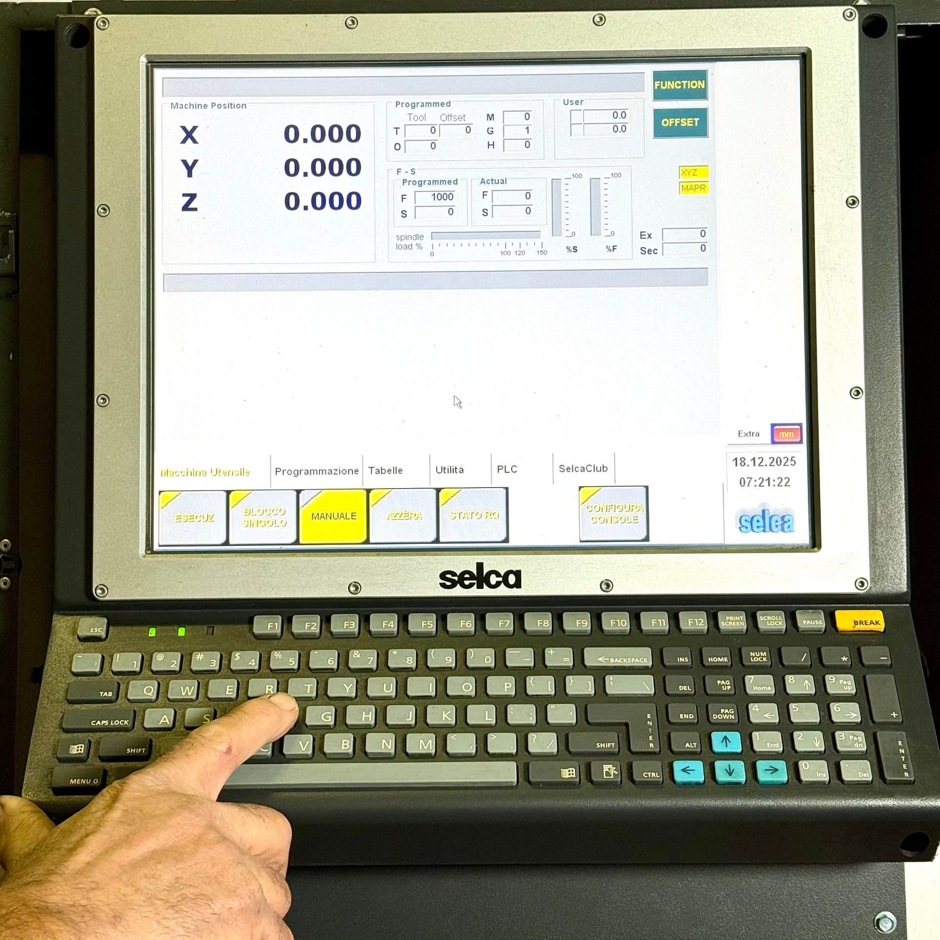 Tecnico al pannello di controllo CNC — assistenza CNC LAB